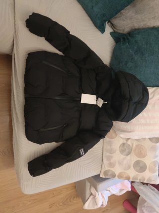 Abrigo acolchado negro para niña