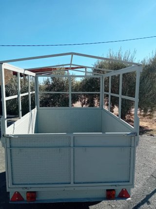 Remolque para coche con estructura