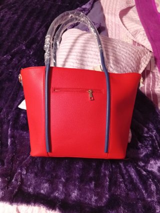 Bolso de mano rojo y azul