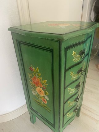 Mesita de madera pintada a mano
