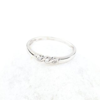 Anillo de oro blanco 18K con tres diamantes