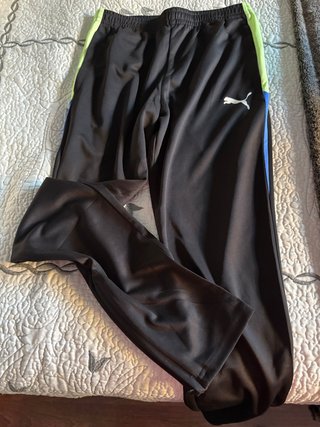 Pantalón Puma Negro con detalle lateral en color