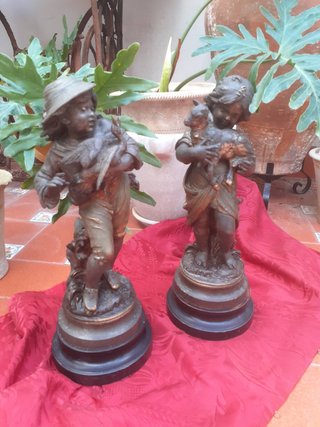 Pareja de Figuras Antiguas de Calamina