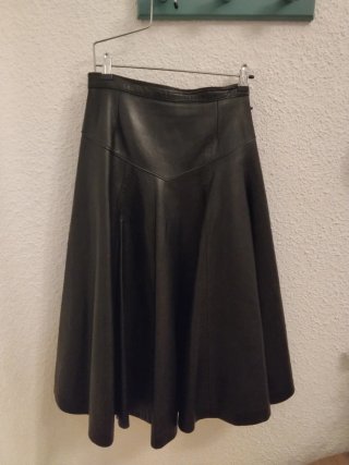 Falda Midi de Piel Negra