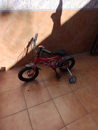 Bicicleta Infantil Roja con Ruedines