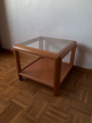 Mesita de madera y cristal