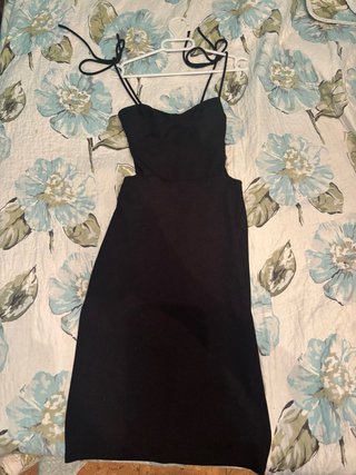 Vestido negro entallado midi
