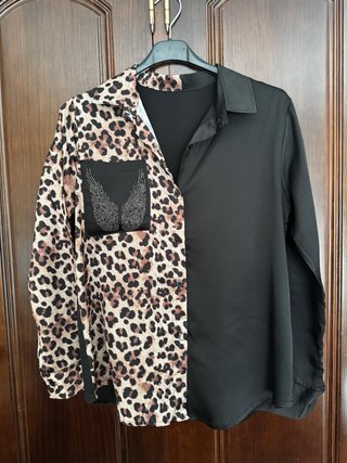 Camisa negra y estampado leopardo