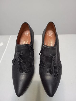 Zapatos negros con flecos