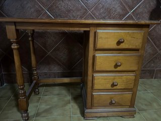 Escritorio, paragüero y mesa de madera clásico