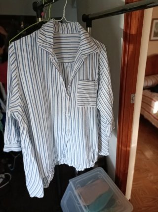 Blusa de rayas blanca y azul