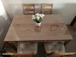 Mesa con cristal con 4 sillas