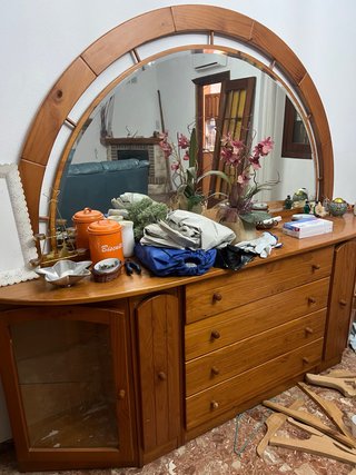 Aparador de madera con espejo