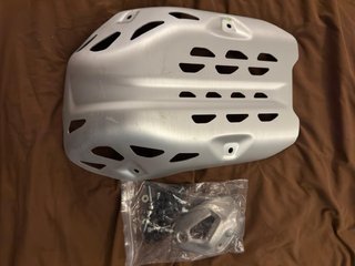 Cubre cárter metálico para moto