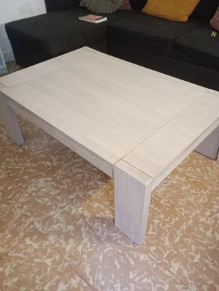 Mesa de centro de madera clara