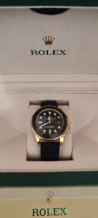 Reloj  con correa negra