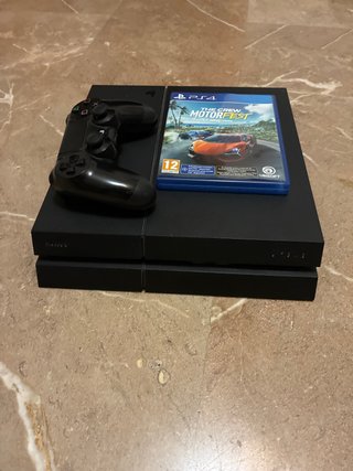 PlayStation 4 (PS4) con mando y juego