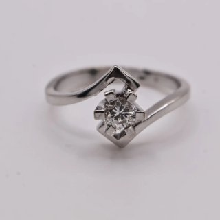Anillo de oro blanco con piedra central
