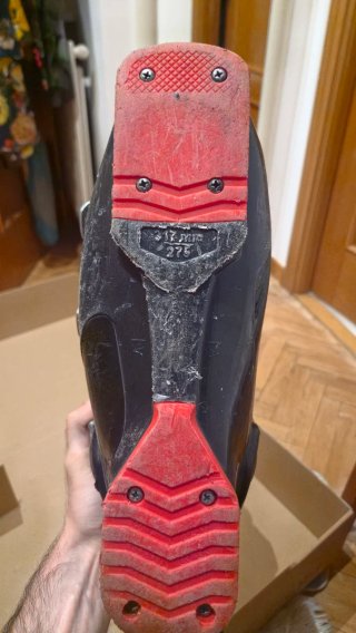 Botas de esquí negras y rojas