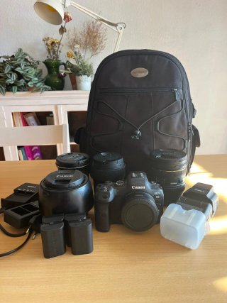 Cámara Canon EOS R6 con objetivos y accesorios