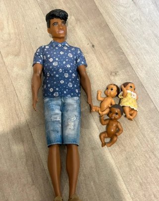 Muñeco ken negro con bebés