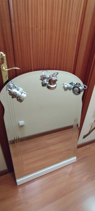 Espejo de baño con apliques plateados