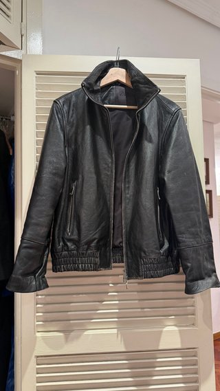 Cazadora de piel negra Zara
