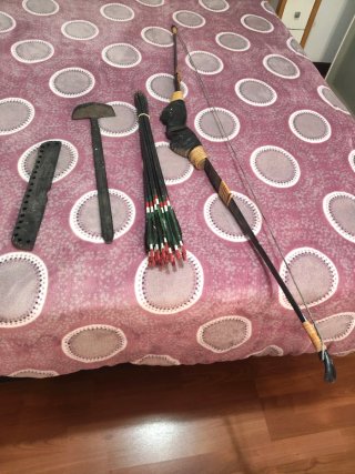 Arco de madera con flechas y accesorios