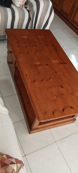 Mesita de centro de madera con cajón