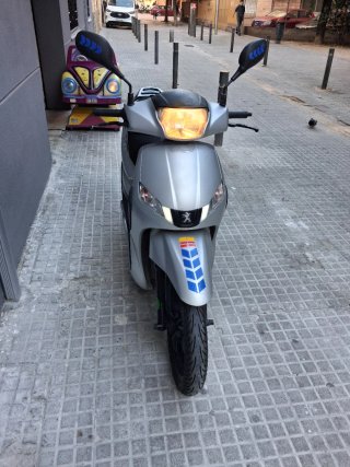 Scooter Peugeot Gris