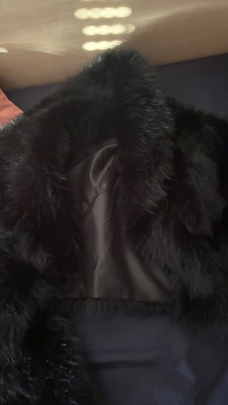 Chaqueta de pelo sintético negra