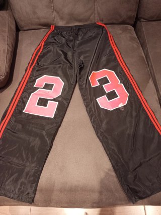 Pantalones deportivos negros con número 23
