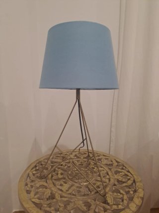 Lámpara de mesa con base metálica