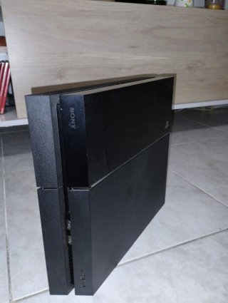 Consola PlayStation 4 (PS4) y mando