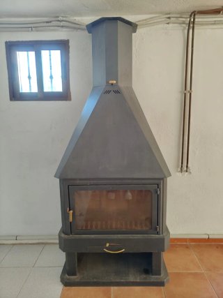 Chimenea de leña metálica negra