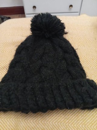 (8)Gorro de lana negro con pompón
