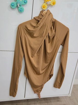 Body beige de manga larga
