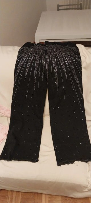 Pantalón vaquero negro con pedrería