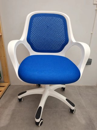 Silla de escritorio ergonómica azul y blanca