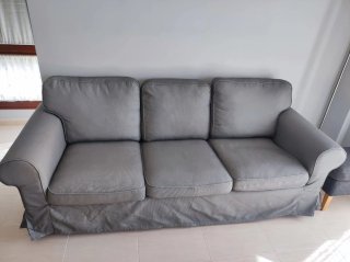 Sofá de tres plazas gris