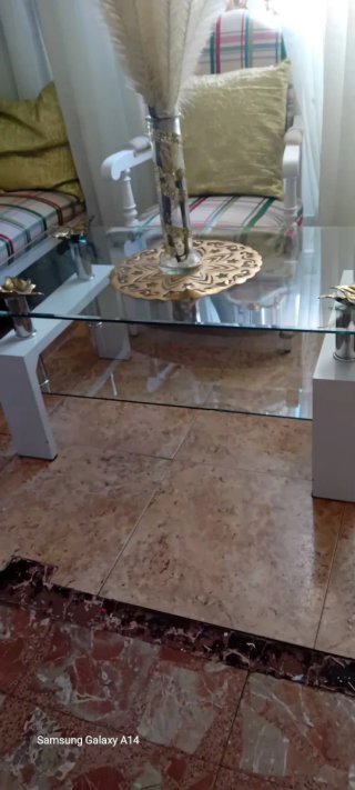 Mesa de centro blanca con sobre de cristal