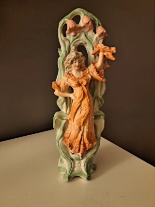 Figura "Art Nouveau" biscuit coloreado. Circa 1900