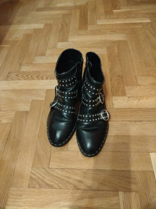 Botines Negros con Tachuelas Talla 38