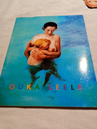 Ouka Leele autógrafo y catálogo pequeño