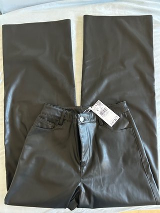 Pantalón efecto piel negro