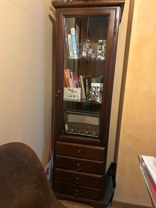 Estantería de madera con vitrina