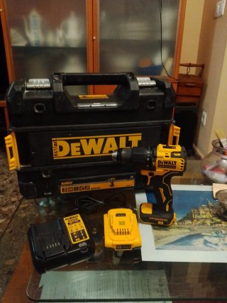 Taladro Dewalt con maletín y accesorios