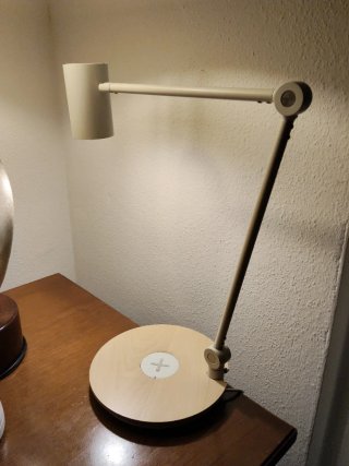 Lámpara de mesa con cargador inalámbrico y USB
