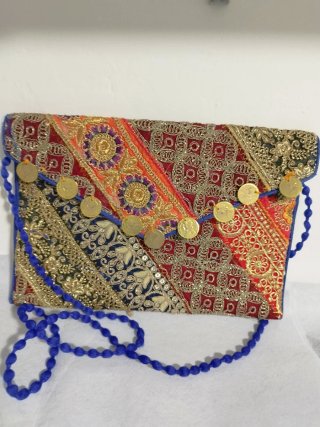 Bolso de mano multicolor con detalles