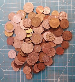 Lote de 93 Monedas Mundiales con Álbum